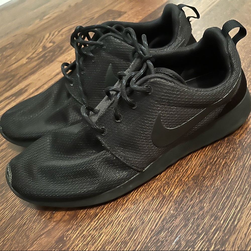 All black Nike Roshe
